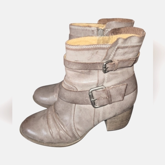 Naya Women's Soft Leather Virtue Block Heel Rustic Buckle Ankle Bootie Sz 71/2 M - Picture 2 of 13